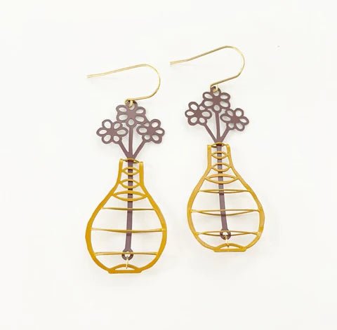DENZ Vase with flower mustard + eggplant painted steel dangles