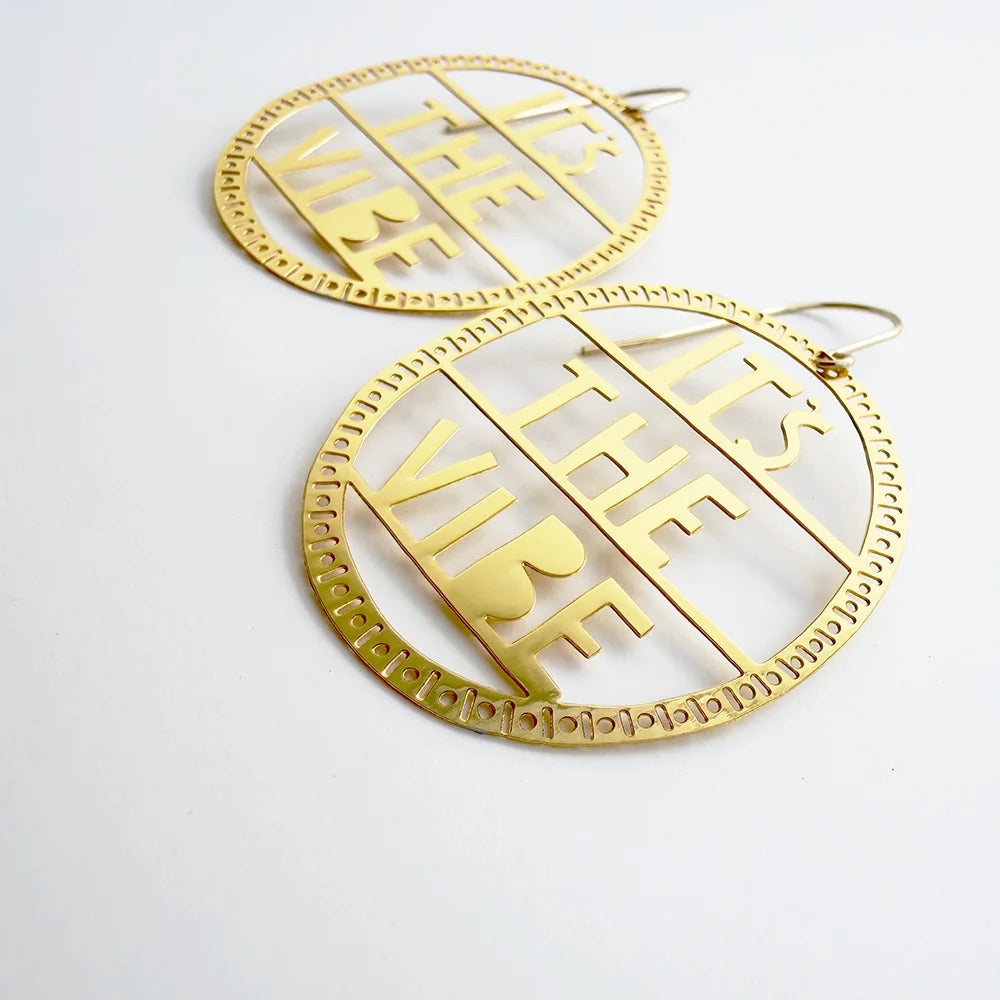 DENZ It's The Vibe earrings in gold with detailed patterned oval hoop