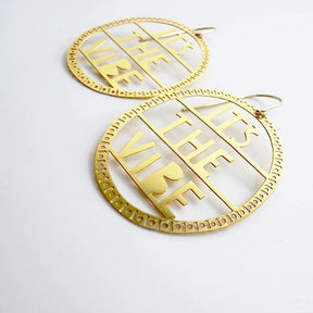 DENZ It's The Vibe earrings in gold with detailed patterned oval hoop