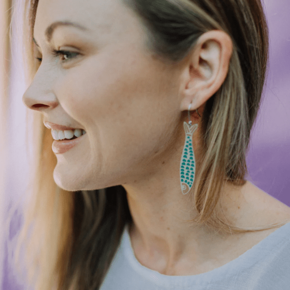Side profile of a woman wearing the DENZ Midi Fishy in Silver/Blue 