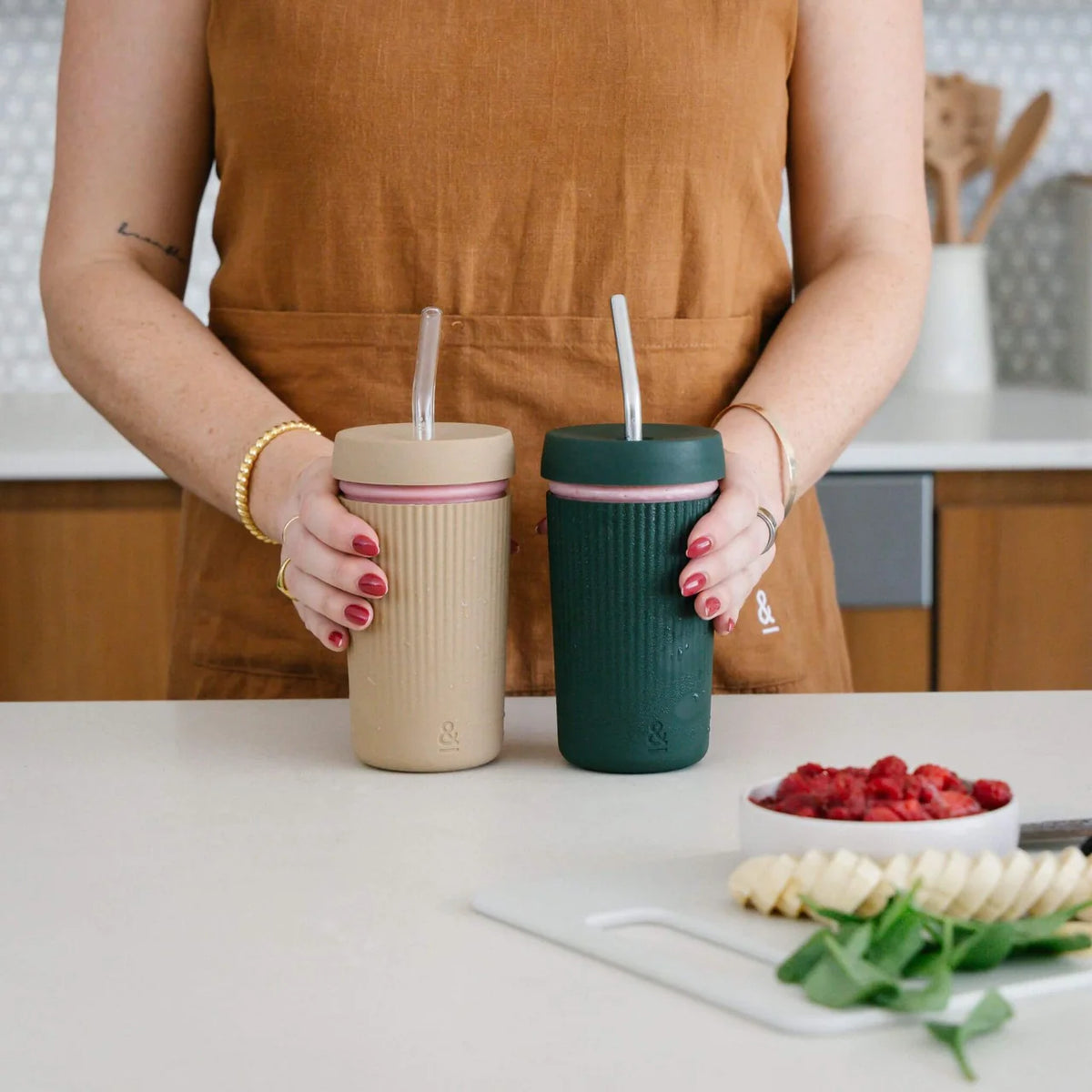 Reusable 500ml glass smoothie cup with silicone sleeve