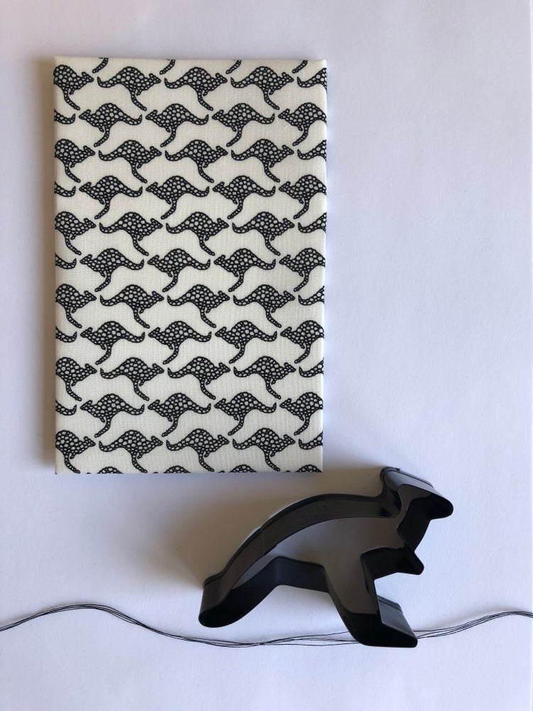KANGAROO BLACK & WHITE - Pookipoiga