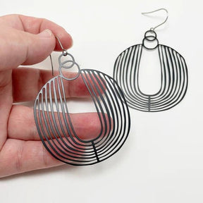 DENZ Basket dangles in black, held by hand