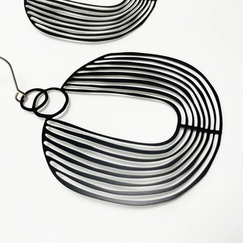 DENZ Basket dangles in black, angled view