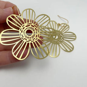 DENZ BIG flowers in gold, held by hand