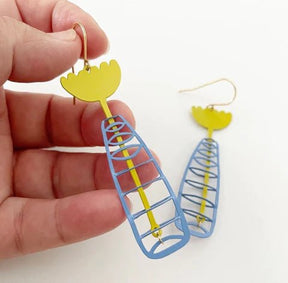 DENZ Vase with flower sky blue + butter yellow painted steel dangles