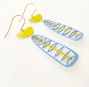DENZ Vase with flower sky blue + butter yellow painted steel dangles