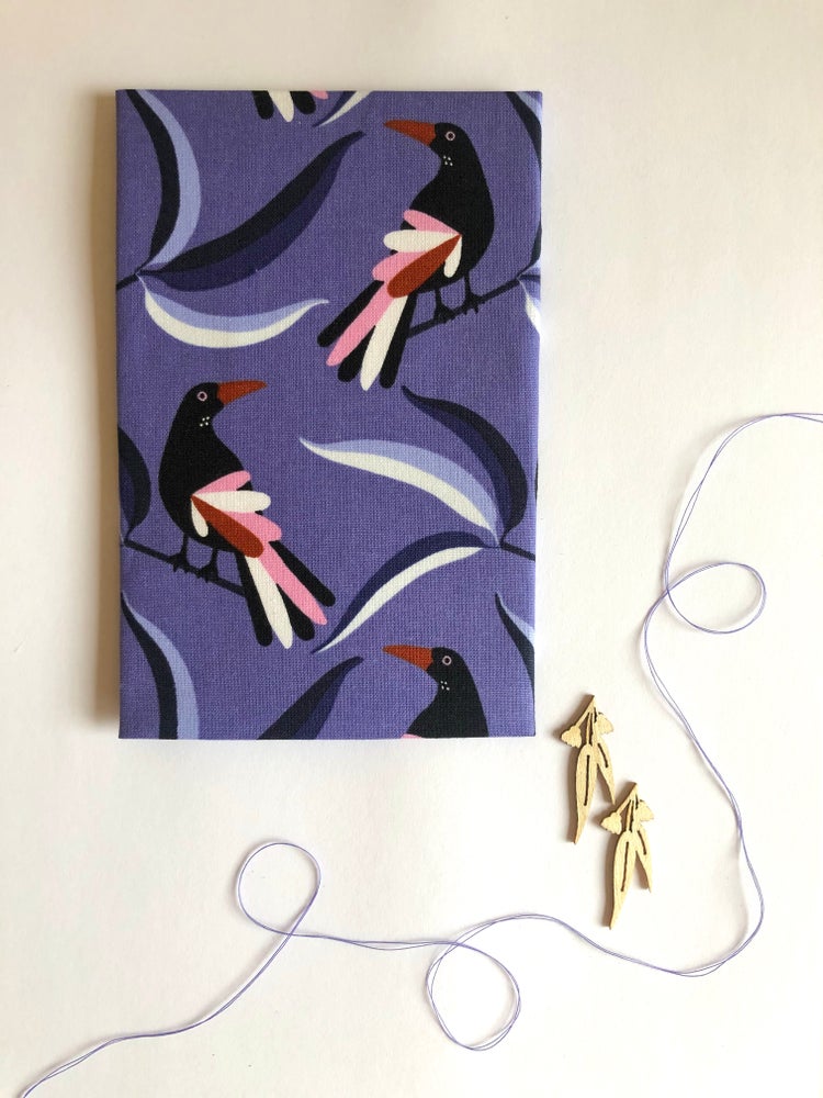 LAVENDER MAGPIE - Pookipoiga